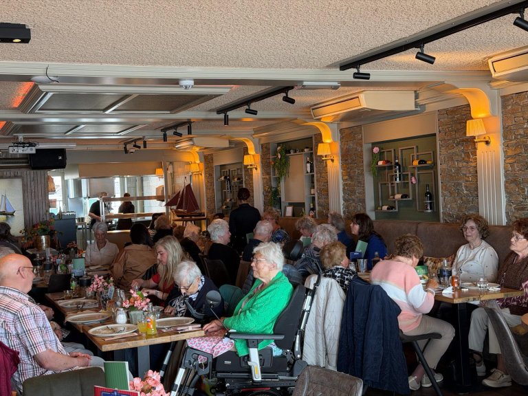 Bewoners Sint Nicolaashof proeven mee met nieuwe pannenkoekenlijn